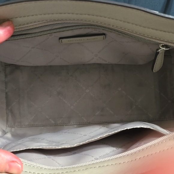 Michael Kors purse - Picture 2 of 5